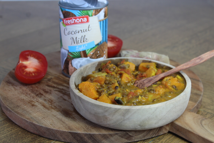 Veganistische curry met pompoen en linzen